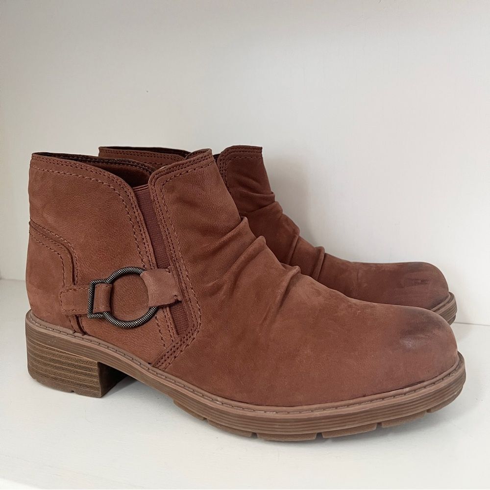 Clarks Women's Hearth Faye Ankle Boots brown nubuck leather Size 10